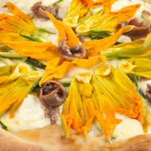 pizza con fiori di zucca mozzarella e alici